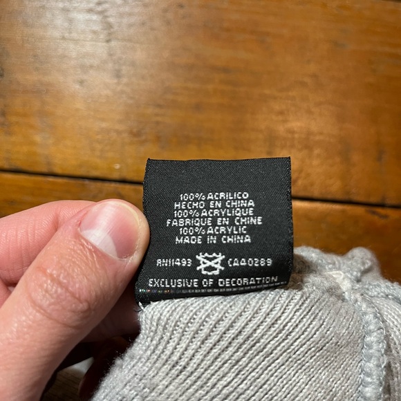 Toronto Raptors NBA Beanie Grey and Red Pom Pom - Picture 5 of 5